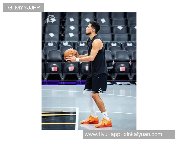 布克专注提升低位背身单打技巧关键时刻展现个人能力